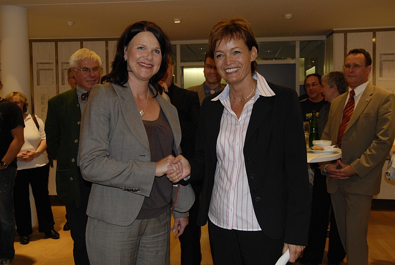 Faire Verliererin. Nina Hauer (links) gratuliert Lucia Puttrich zur Wahl des direktmandats