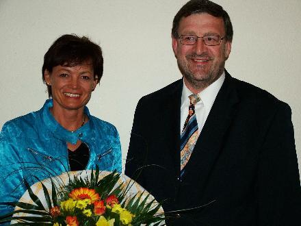 Lucia Puttrich freut sich über die Blumen der Gederner CDU. Foto: Hartebrodt 